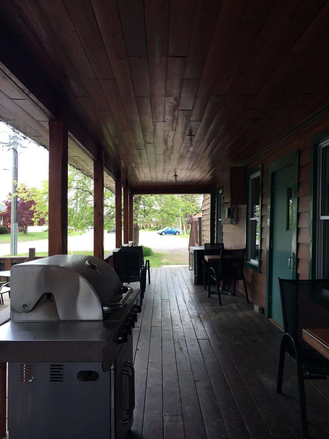Balmoral Hotel Barrys Bay Exterior photo